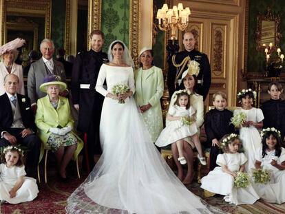 Enrique y Meghan, duques de Sussex en el retrato oficial de su boda, rodeados de sus pajes y familiares.
