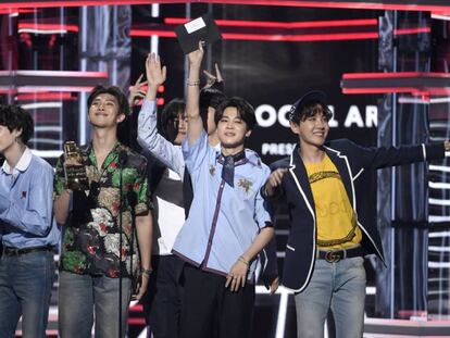 BTS recogiendo su premio en los Billboard 2018.