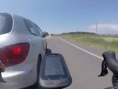 Un coche adelanta a un ciclista en Lleida.