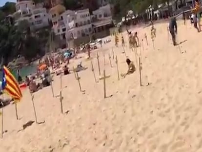 La playa de Calella (Girona), llena este domingo de cruces amarillas y banderas esteladas.