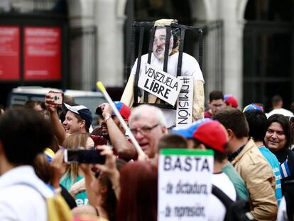 Los venezolanos residentes en Madrid protestan contra las elecciones presidenciales del pasado domingo en Venezuela.