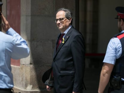 El presidente de la Generalitat, Quim Torra, sale del Parlament de Cataluña.