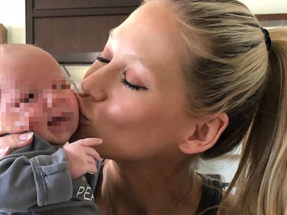 Anna Kournikova posa con uno de sus hijos en su perfil de Instagram. En vídeo, el baile de Kournikova con su bebé.