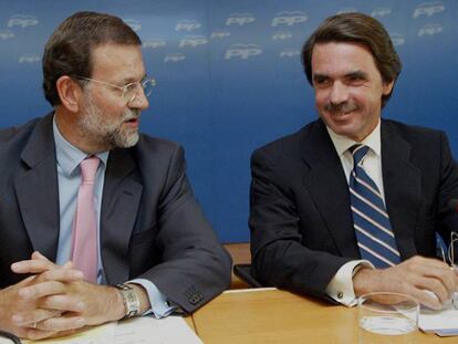 José María Aznar y Mariano Rajoy durante una reunión del Comité Ejecutivo Nacional del Partido Popular. En vídeo, entrevista a Aznar en la Cadena Ser en noviembre de 2017.