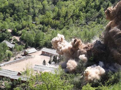 Corea del Norte exhibe la voladura del complejo donde probó bombas atómicas