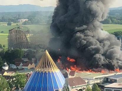 La columna de humo provocada por el incendio en 'Europa Park'.