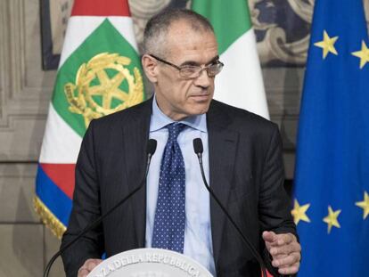 El primer ministro italiano designado Carlo Cottarelli, el lunes tras su encuentro con el presidente de Italia, Sergio Mattarella. En vídeo, declaraciones de Di Maio, líder del Movimiento 5 Estrellas.
