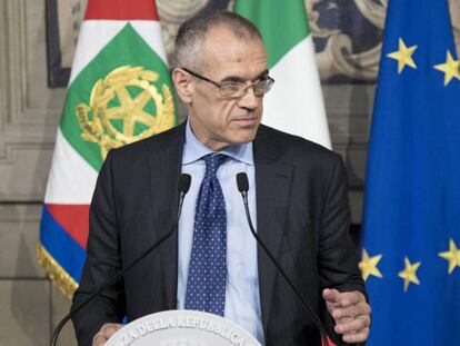 El primer ministro italiano designado Carlo Cottarelli, el lunes tras su encuentro con el presidente de Italia, Sergio Mattarella. En vídeo, declaraciones de Di Maio, líder del Movimiento 5 Estrellas.