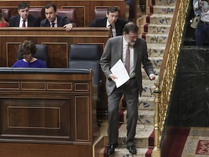 El presidente del Gobierno, Mariano Rajoy, abandona su escaño durante la sesión de control de este miércoles.