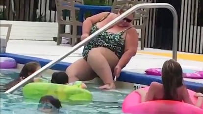 La escena en la piscina de un hotel de Florida, EE UU.