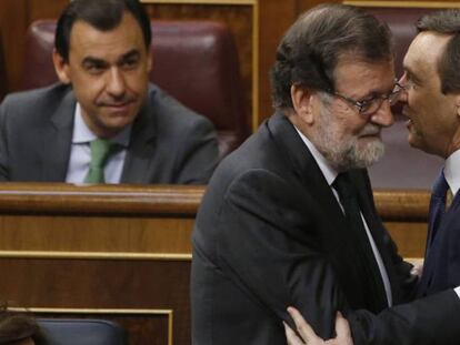 Rajoy y Hernando, este viernes en el Congreso. En vídeo, Rajoy abandona el Congreso ya como expresidente.
