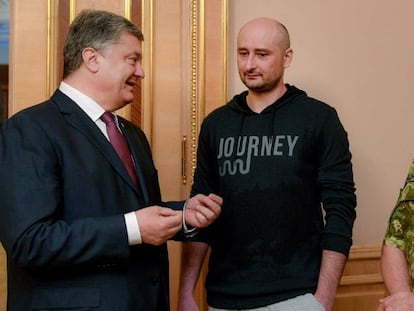 El presidente ucraniano Petro Poroshenko (izquierda), este miércoles mientras conversa con el periodista Arkady Babchenko (centro) y el jefe del Servicio de Seguridad de Ucrania, Vasiliy Gritsak.