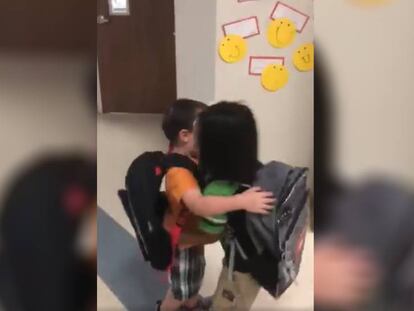 Abrazos en la guardería: la técnica de una maestra para fomentar el afecto en clase