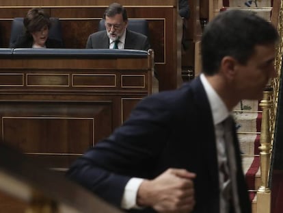 Pedro Sánchez con Rajoy, al fondo.