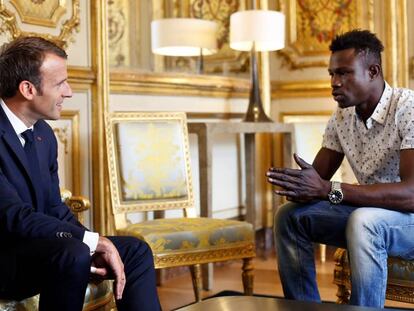 Emmanuel Macron recibe a Mamoudou Gassama, el pasado día 28.