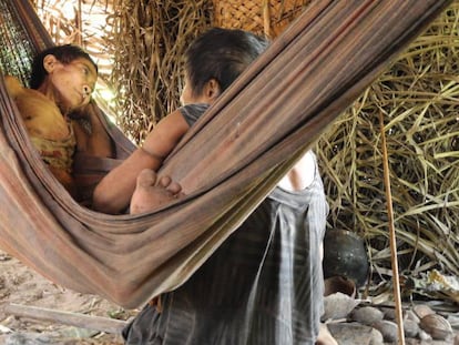 Jakarewyj, mujer awá, yace gravemente enferma en una hamaca junto a su hermana Amakaria, en abril de 2015, poco después del primer contacto con la sociedad exterior. En vídeo, 'Pueblos indígenas no contactados' de Survival International.