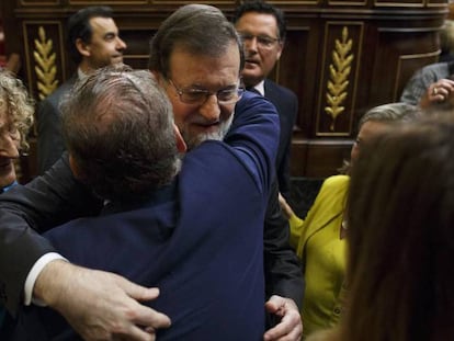 Mariano Rajoy es despedido por los suyos en el Congreso tras perder la moción de censura.