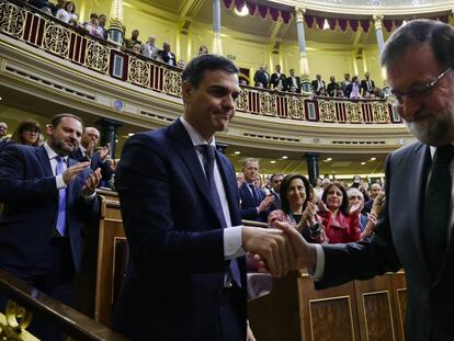 Pedro Sánchez recibe el saludo de Mariano Rajoy.