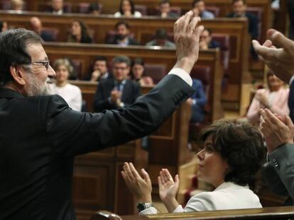 Mariano Rajoy saluda a la bancada popular.