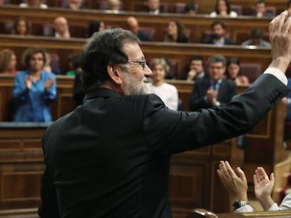 Mariano Rajoy saluda a la bancada popular.