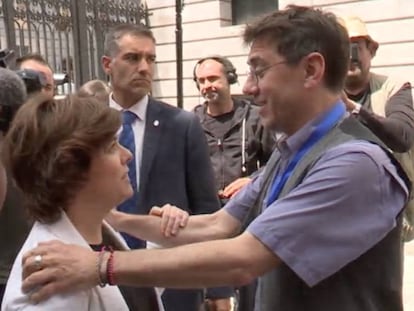 Juan Carlos Monedero, cofundador de Podemos, saluda a Soraya Sáenz de Santamaría, vicepresidenta en funciones del Gobierno.