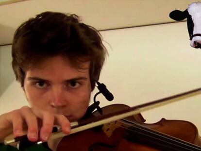 Un joven violinista se hace viral imitando sonidos de la naturaleza