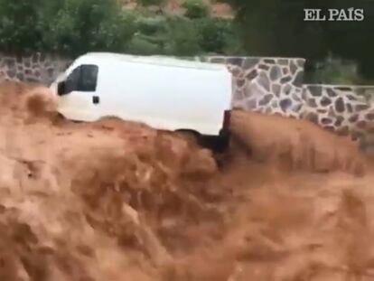 La furgoneta, arrastrada por el agua.