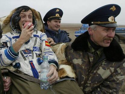 El astronauta Pedro Duque, tras su regreso a la Tierra el 28 de octubre de 2003, en Arkalyk (Kazajistán).