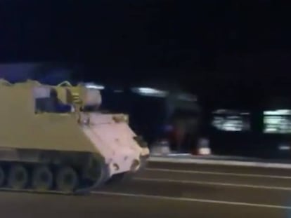 Un tanque conducido por un soldado norteamericano huye de la Policía.