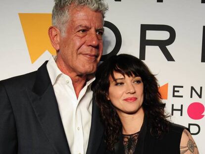 Anthony Bourdain y su pareja, la actriz Asia Argento, en abril de 2018.