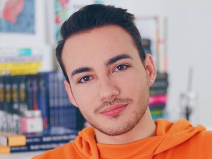 El 'booktuber' Josu Diamond en su cuarto, donde graba sus vídeos.