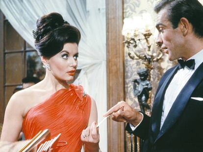 FOTO: Eunice Gayson y Sean Connery en 'Dr. No'. / VÍDEO: Escena de la película en la que se conocen los personajes de Gayson y Connery.