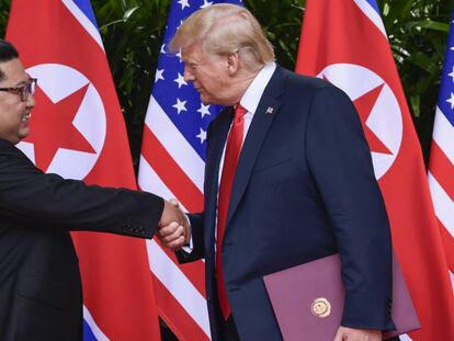 El líder norcoreano, Kim Jong-un, y el presidente estadounidense, Donald Trump, se dan la mano al concluir sus reuniones en Singapur, el pasado 12 de junio.