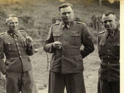 Rudolf Höss, segundo por la izquierda, junto a Mengele (a su derecha), Josef Kramer (La Bestia de Belsen) y otro oficial, en un descanso en Auschwitz. En vídeo, el tráiler de la exposición 'Auschwitz', en el Centro de Arte Canal de Madrid.