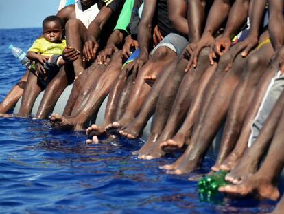 Algunas de las más de 200 personas que navegaban a bordo de una balsa pinchada frente a las costas de Libia, en septiembre de 2017, esperan a ser rescatadas. Lo hizo la misión Maydayterraneo.