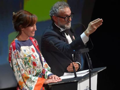 Massimo Bottura, junto a su esposa Lara Gilmore, tras recibir el premio al mejor restaurante del mundo por la Osteria Francescana, este martes en Bilbao.