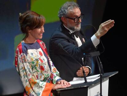 Massimo Bottura, junto a su esposa Lara Gilmore, tras recibir el premio al mejor restaurante del mundo por la Osteria Francescana, este martes en Bilbao.