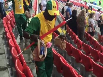 Aficionados de Senegal recogen las gradas del estadio Otkrytie Arena.