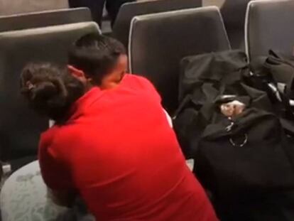 El emocionante reencuentro de una madre y un hijo separados en la frontera de EE UU