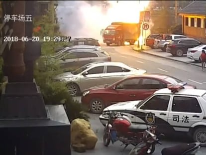 Momento en el que el camión comienza a arder en marcha. En vídeo: Espectacular incendio de un camión en China