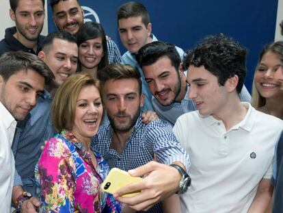 Maria Dolores de Cospedal, una de las candidatas para suceder a Rajoy al frente del PP, en un encuentro con miembros de nuevas generaciones.