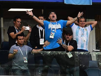 Maradona celebra un gol durante el partido de Argentina contra Nigeria en San Petersburgo.