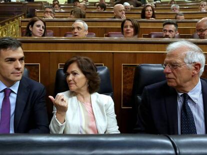 El presidente del Gobierno, Pedro Sánchez, charla con la vicepresidenta, Carmen Calvo, y el ministro de Exteriores, Josep Borrell, en el Congreso.