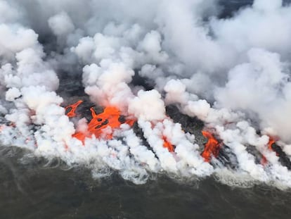Lava del volcán Kilauea (Hawaii) entra en el mar el pasado 26 de junio.