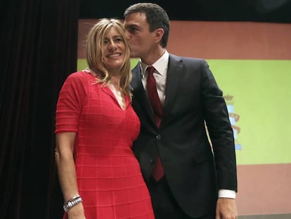 Begoña Gómez con Pedro Sánchez durante su presentación como candidato a la Presidencia del Gobierno en 2015.