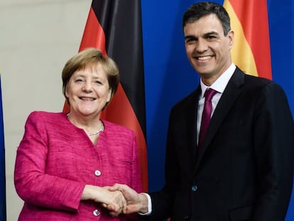 El presidente del Gobierno español, Pedro Sánchez, estrecha la mano a la canciller alemana, Angela Merkel en la Cancillería en Berlín (Alemania).