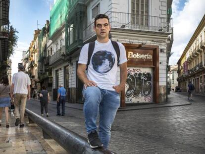 El ingeniero químico José Manuel Felisi en la plaza del Tossal, el lugar menos contaminado de Valencia de los 300 puntos que está midiendo. En vídeo, las nuevas medidas contra la contaminación.