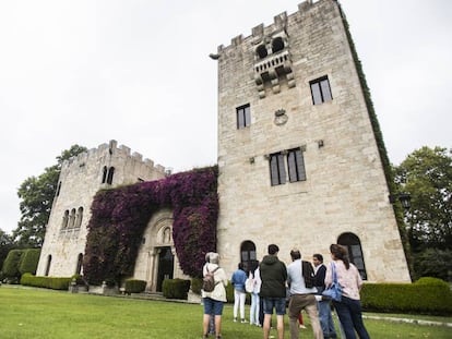 Un grupo de turistas realiza una de las visitas guiadas al Pazo de Meirás, en Sada (Coruña).