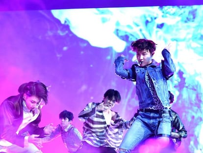 BTS durante el estreno mundial en vivo de 'Fake Love' en los Billboard Music Awards 2018.