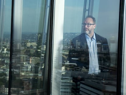 Jimmy Wales, fundador de Wikipedia, retratado en Londres.